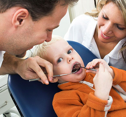Dentist checking the kid's teeth
